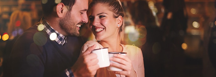 Nainen ja mies treffeillä